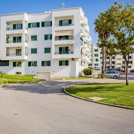 Premium T1 Apartment, Spacious, 3 Min Driving Distance From The Albufeira