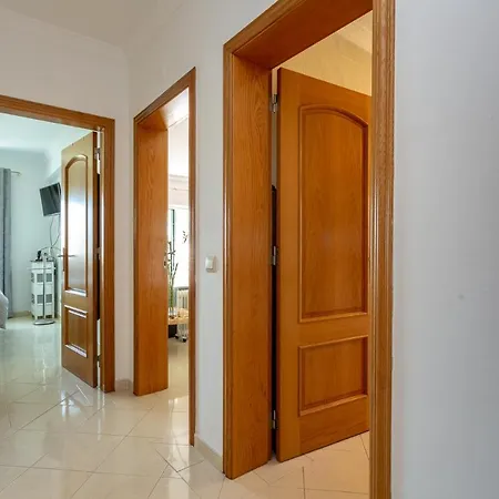 Premium T1 Apartment, Spacious, 3 Min Driving Distance From The Albufeira