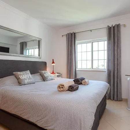Premium T1 Apartment, Spacious, 3 Min Driving Distance From The Apartmán Albufeira